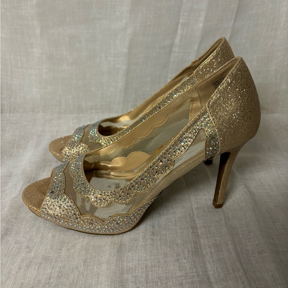 Hot Tomato SZ 7.5 gold red carpet iridescent bedazzled heels